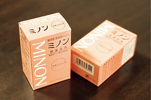 肌が弱いため、20代から低刺激の〈ミノン石けん〉で髪も体も洗う