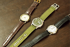 2,000円前後の時計を愛用。バンドが傷んだらドン・キホーテなどで安価なものを買って付け替える