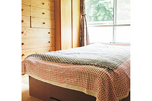 寝室には、前の家で使っていた床の嵩上げ台に布団を敷いて作ったベッドが。タンスは兄の遺品