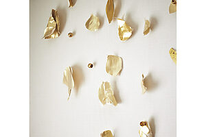 母親の遺品の、金糸で織られた端切れ。思いのままにハサミを動かすと、目にも楽しいモビールに！