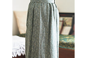 母親の着物を上下に裁断して作ったスカート。ミシンがないため、すべて手作業で仕上げたそう