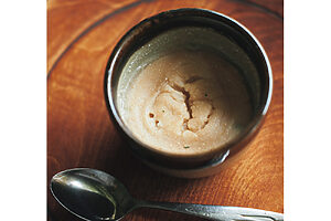 素朴な風味の小麦粉のおやつ。スプーン2杯の小麦粉に同量の水を加えて電子レンジでチンするだけ