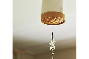 寝室のライト。光が眩しかったため、小さな蒸籠のフタをかぶせてみたら、ぴったりフィット