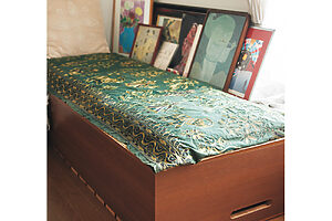 一部屋は、お気に入りの美術作品を飾るギャラリールーム。ベッドと同じ床台をディスプレイに