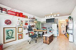 大木奈さんの“好き”が詰まったレトロかわいい部屋。家具はあまり置かず、テレビを壁付けにしたり、ベッド下や壁面を収納として活用することで、30㎡弱とは思えないほど、すっきり広々とした空間に