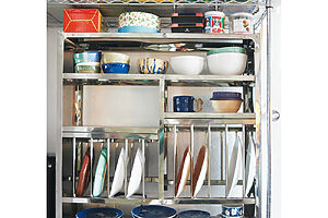 洋服、食器は厳選して保有。食器もヴィンテージアイテムが多い。服や器は1個買ったら1個処分して、物の総数は増やさない