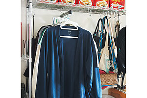 なんと、今シーズンの服は夫婦2人分でこの1ラックのみ。季節外の服はベッド下に収納している