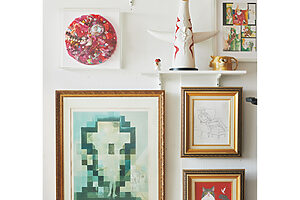 好きなものしか買わない。部屋の壁には、大木奈さんの趣味であるヴィンテージ雑貨やアート作品が楽しげに飾られている