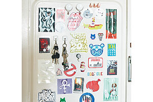 玄関ドアにはステッカーがずらり。築古物件を自分らしくアップデートできるのも分譲の強み