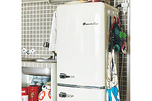 ストックは置かない。おしゃれな冷蔵庫は小さめサイズ。周辺に店や外食チェーンが多く、食品や日用品は必要な分だけ購入