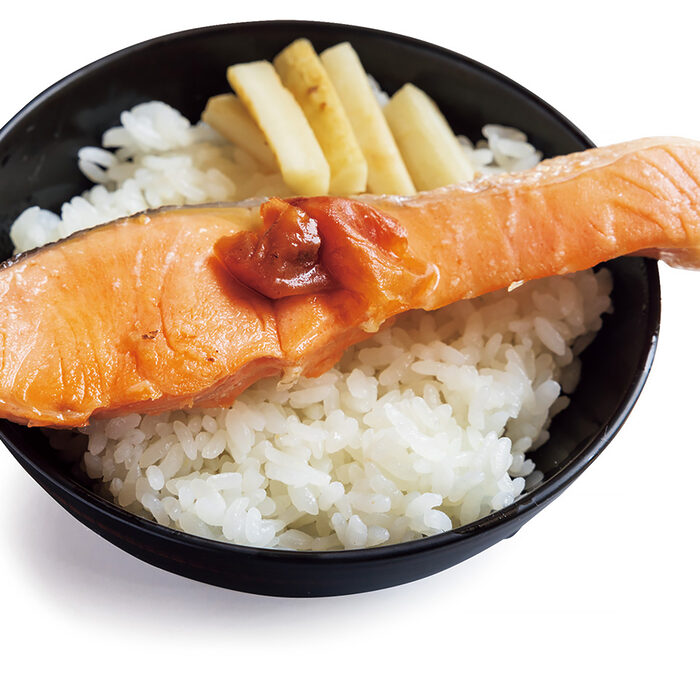 角田真秀さんの食べ疲れない、大人の“のっけ丼”──甘塩鮭と梅ごぼう／ローストビーフと野菜のチラシ寿司／焼き油揚げとおろしちりめんじゃこ