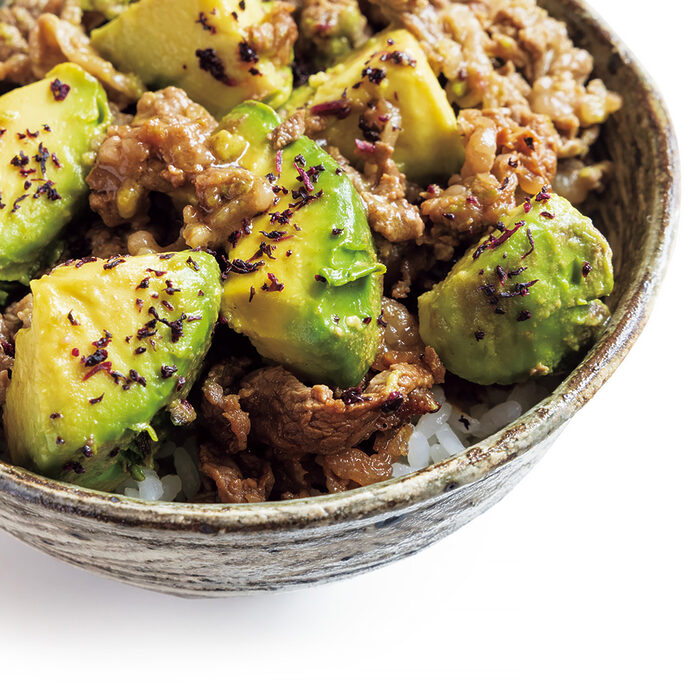 角田真秀さんの食べ疲れない、大人の“のっけ丼”──牛肉とアボカドの赤じそバター炒め／鰹と茄子のタタキ／ラープのせ