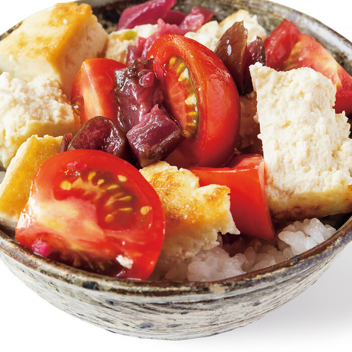 角田真秀さんの食べ疲れない、大人の“のっけ丼”──塩豆腐とトマト丼／即席塩豚とレタスともやしの蒸し焼き丼／サーモンド丼／即席冷や汁