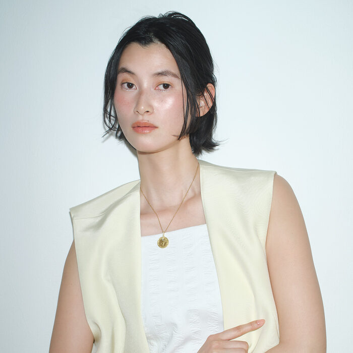 大人の肌は、ツヤと清潔感が大切──レイナの「大人の簡単・きれい・メイク術」