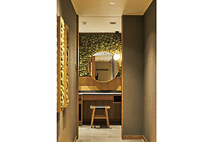 パウダールームや廊下の壁など、いたるところに苔があしらわれている（「苔スイートルーム」より）