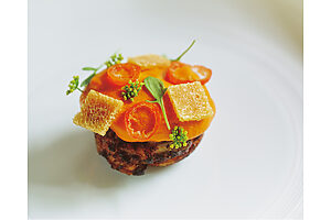 ディナーコースの一品。帆立貝とパプリカ。貝柱の食感、夏らしい香りを楽しむ