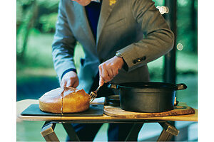 夕食時、ダッチオーブンで焼き上げたパンは、目の前で切り分けサーブしてくれる
