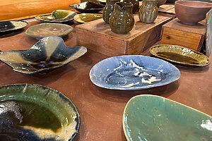 釉薬ものがずらりと並ぶ。様々な形状の大皿が力強く迫力を感じる