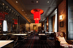 『ザ・ライブラリー』の店内。1870年代のアンティークに囲まれた落ち着いた空間で、ホテルオリジナルのスイーツやお酒を