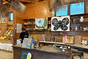 レジの後ろには大きな蝶のイラストが。向かって左の羽に書かれた「健康は良い食事から生まれる」が印象的