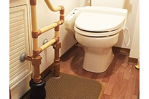 狭いトイレにも設置できる床置き式の手すり。楽起 狭所用波型 ウエイト付 月額324円