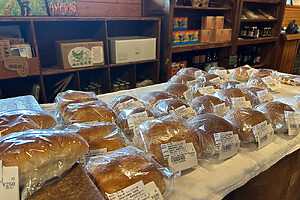 この日、焼き菓子は売り切れていた。手作りのパンもおいしそう