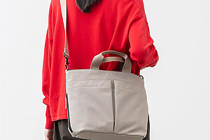 最大の変化はユーザーからのリクエストが多かった「ショルダーベルト」が付いたこと。やわらかな素材で肩が痛くなりにくく、光沢があるからカジュアルになりすぎない