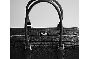 バッグ、ウォレットともに、シンプルかつ高級感ある金具使いに注目。さりげない上質さを醸し出す