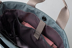 反対側にはベルト付きのポケットが。ベルトで止められるからお財布を入れるのに最適。長財布も入ります