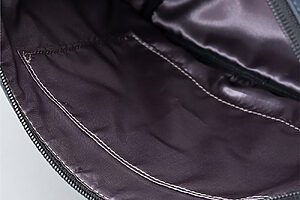 光沢のある裏地を採用することで、中が見やすく、ものが探しやすい