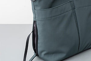 ミニショルダーと同様、サイドポケットにはキーストラップも付いています