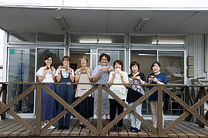 商品の代金のうち40％が編み手へ。残りが原材料費、活動資金に