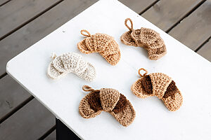 「編んだもんだら」アクリルたわし770円（税込）。マガジンハウス博スペシャルバージョン！　いろんな味のクロワッサンをイメージして編んでくれました