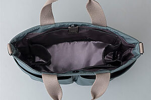 こちらも光沢のある裏地に。チラッと見えても上品に