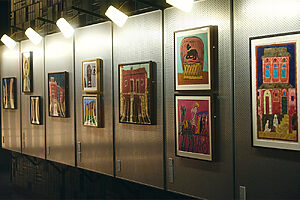 ホテル1Fのロビーギャラリーにて開催中。開かれた空間で入りやすい