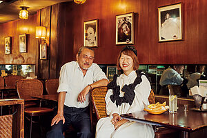 「浅草　銀座ブラジル」　左・店主の梶純一さん　右・浅草出身の安澤千尋さん