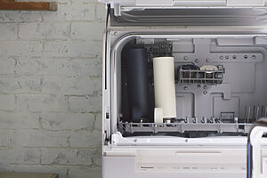 【カゴやボトルホルダーでセットが楽に】洗うものや量に合わせて、庫内のカゴにはさまざまな工夫が。置き場所をとるボトルは、コンパクトに開閉するボトルホルダーにセット。空いているスペースで大皿などを一緒に洗うこともできる