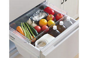 【見やすくお手入れも楽な野菜室】野菜室の引き出しは100％フルオープン（※3）なので、ほしいものを真上にすっと取り出せる。奥までしっかり見えるので、食材の整理がしやすく掃除も楽。2Lペットボトルを縦置きできて、容量も申し分なし