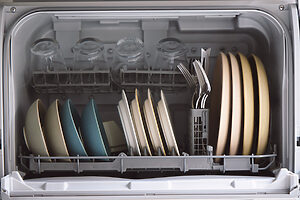 【4人分（※6）の食器を一度に洗える】調理器具を入れない場合は、4人分（※6）の食器を収容できるので、子どもが帰ってきたときや人を招いたときも安心。「スピーディ」コースや「80度すすぎ」など、汚れ具合で洗い方の調整も可能