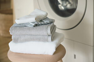 【低温&大風量でしっかり乾かす】空気をヒーターで室温プラス約15度に暖めて乾燥させる「低温風パワフル乾燥」は、衣類にやさしく、縮みや傷みを抑えながら、しっかり乾かしてくれる。タオルをふんわりさせる「タオルコース」も