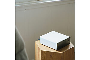 【映像を無線接続でモニターに送信。】映像をワイヤレスでモニターに伝送するチューナー部。4K映像の送信も。レコーダーやゲーム機などのHDMI接続機器をチューナー部に集約でき、モニター周りがスッキリ