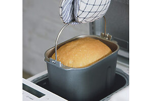 【おうちで焼きたてパンの幸せな香りが】付属の粉計量カップとスプーンでコンパクトベーカリーに材料を入れれば、発酵も自動でおまかせ。独自のプログラムで一年中安定して、ふっくらおいしいパンができあがる