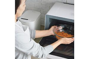 【あっという間に一品が完成！】材料を耐熱ボウルに入れて、レンジにおまかせ。カレーやパスタ、煮物などのワンボウルレシピが26メニューほど作れる。庫内が広く、大きめの食器も出し入れしやすい