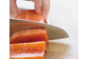 【サクッと切れる微凍結（パーシャル）】冷凍とチルドの間の約−3度の微凍結で食材を保存。肉や魚は1～2週間保存が可能（※1）。「サーモンのさくに包丁がすっと入って、厚さの調整が自由自在。解凍の手間がなく、使いたい量をすぐに使えます」（淳子さん）