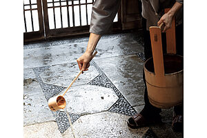 玄関脇には手水桶と柄杓。宿泊客を迎える前には打ち水をし、場を清める