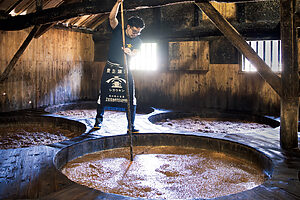 正金（しょうきん）醤油の築150年近いもろみ蔵での撹拌作業