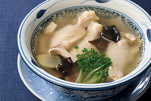 鶏手羽元、エリンギ、黒キクラゲ、 ブロッコリースプラウトのスープ