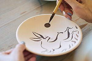 絵付け体験小皿4,400円。描き上げた作品は釉薬を掛けて焼き上げ、2カ月半ほど後に届けられる