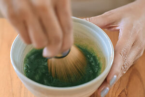 挽きたての抹茶は緑の鮮やかさもひときわ