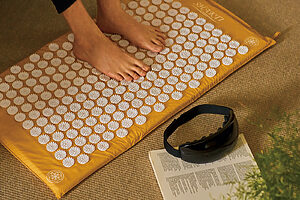 上・shakti Japan（シャクティ ジャパン）　シャクティマット ライト。8000ものトゲが緊張をほぐす　下・マイトレックス　アイリズム。酷使した目を微振動でタッピング